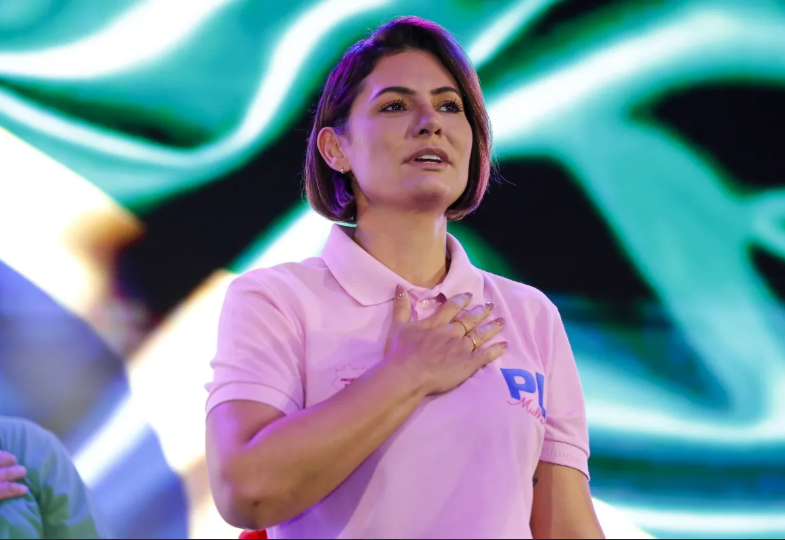 Michelle vira alvo de bolsonaristas após elogiar programa lançado por Lula Ex-primeira-dama reforçou que seguia trabalhando por um Brasil "mais acessível" e parabenizou a “comunidade” pelo programa